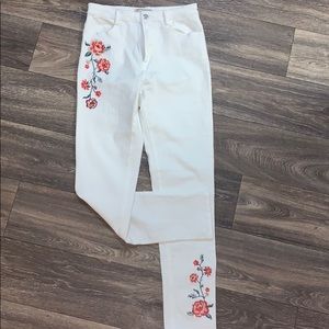 Embroidered flower white pants